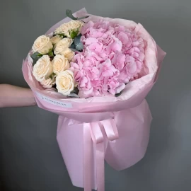 Buchet cu hortensie roz și trandafiri crem de tufă