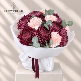 Buchet cu crizanteme violet închis și garoafe