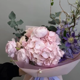 Buchet cu hortensii, ranunculus și delphinium (la comanda)