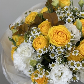 Buchet сu trandafiri galbeni si romanita