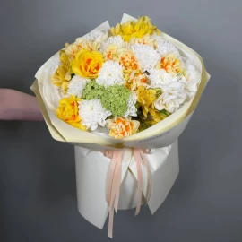 Buchet cu narcise, viburnum și alstroemeria (la comandă)