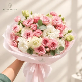 Buchet cu trandafiri de tufă și lisianthus