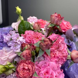 Buchet din hortensie mov, trandafiri și crizantemă