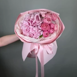 Buchet cu hortensie roz și trandafiri tip bujor