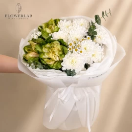 Букет с розами "Veggie", хризантемой и ромашкой