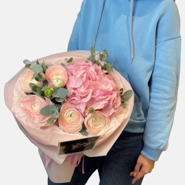 Букет с ранункулюсами и гортензией