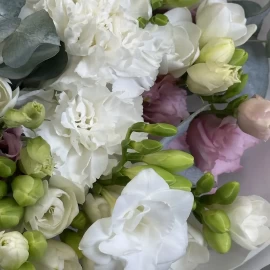 Buchet din frezii si lisianthus (la comandă 10 zile)