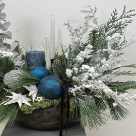 Compoziție de Anul Nou în vas de ceramică