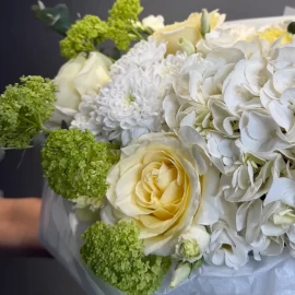 Buchet cu hortensie albă, gerbera și trandafir (la comandă)