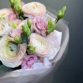 Buchet din ranunculus si eustoma ( la precomanda)