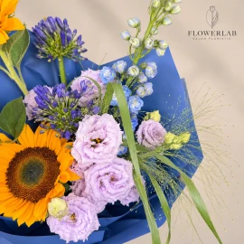 Buchet cu floarea-soarelui, delphinium și agapanthus