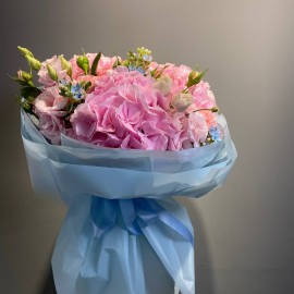 Букет из розовых гортензий, роз и оксипеталума