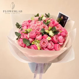 Buchet din trandafiri de grădină Silvia Pink cu liziantus