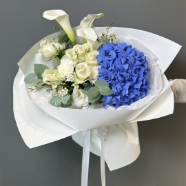 Buchet cu hortensie albastra si cale