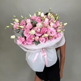 Букет из розовых лизиантусов