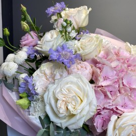 Buchet din hortensie roz trandafiri albi si eustome