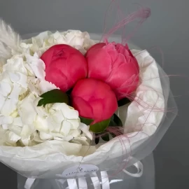 Букет с пионами "Coral Charm" и гортензией №1 (под заказ)