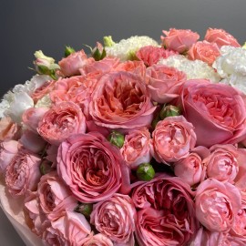 Bouquet of Femke roses and peony roses