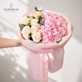 Buchet cu hortensie roz și trandafiri crem de tufă
