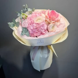 Buchet din hortensie roz ,ranunculus si trandafir francez (la comandă)