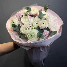 Buchet cu ranunculus și zambile (la comanda)