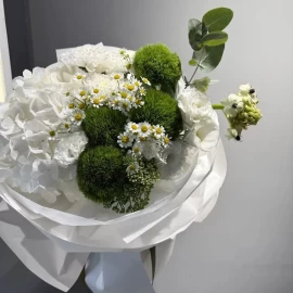 Buchet din Hortensie alba si Dianthus kiwi