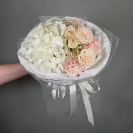 Букет с белой гортензией и розами