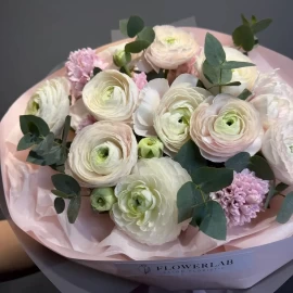 Buchet cu ranunculus și zambile (la comanda)