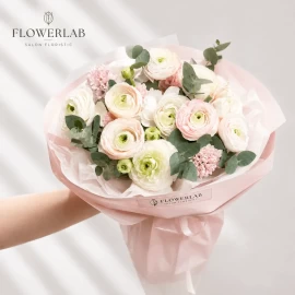 Buchet cu ranunculus și zambile (la comanda)