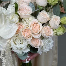 Buchet de mireasă cu anthurium alb și trandafiri crem (la comandă 14 zile)