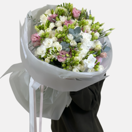 Buchet din frezii si lisianthus ( la precomanda)