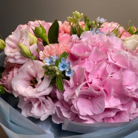 Букет из розовых гортензий, роз и оксипеталума