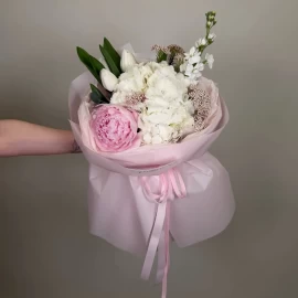 Букет с пионами, гортензией и тюльпанами (под заказ)