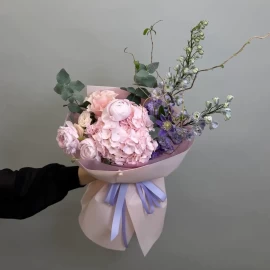 Buchet cu hortensii, ranunculus și delphinium (la comanda)