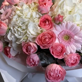 Buchet cu hortensii albe și trandafiri Femke
