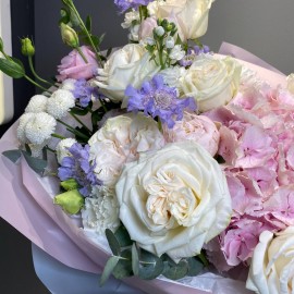 Buchet din hortensie roz trandafiri albi si eustome