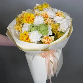 Buchet cu narcise, viburnum și alstroemeria (la comandă)