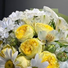 Buchet din romanițe și trandafiri îmbujorați (cu precomanda)