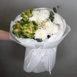 Букет с розами "Veggie", хризантемой и ромашкой