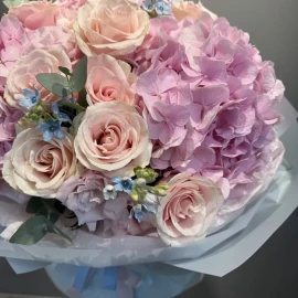 Buchet din hortensii, trandafiri și eustome