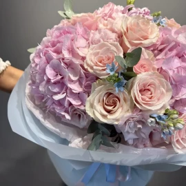 Buchet din hortensii, trandafiri și eustome