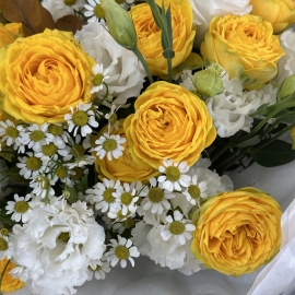 Buchet сu trandafiri galbeni si romanita