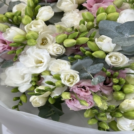 Buchet din frezii si lisianthus ( la precomanda)