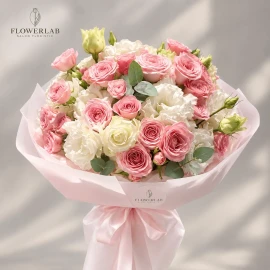 Buchet cu trandafiri de tufă și lisianthus