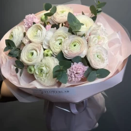 Buchet cu ranunculus și zambile (la comanda)