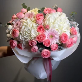 Buchet cu hortensii albe și trandafiri Femke
