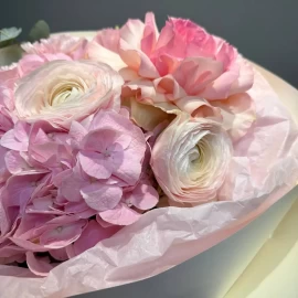 Buchet din hortensie roz ,ranunculus si trandafir francez (la comandă)