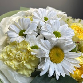 Buchet din romanițe și trandafiri îmbujorați (cu precomanda)