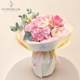 Buchet din hortensie roz ,ranunculus si trandafir francez (la comandă)
