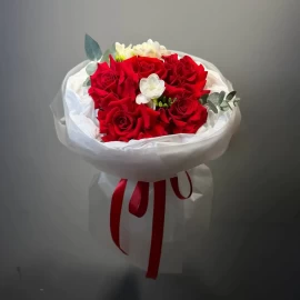 Bouquet of french roses with frezie